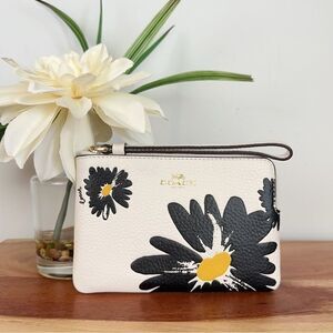 NWT Coach Corner Zip Wristlet‎ With Daisy Floral Print